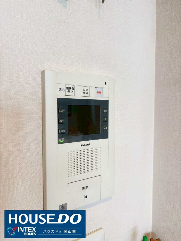 【防犯もバッチリ!TVモニター付きインターホン】
来客時に相手の顔をしっかり確認できるので、お子様のお留守番や防犯面も安心です!家族の安全を守る、現代の暮らしに欠かせない心強い設備ですね♪