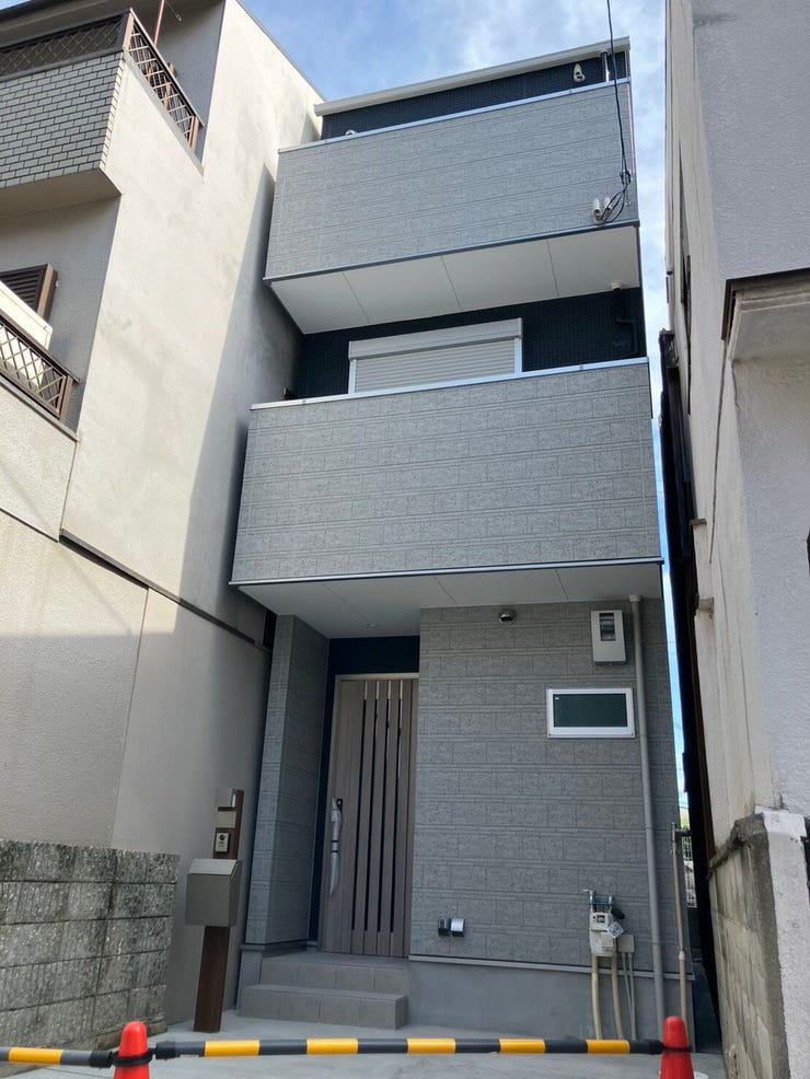 【外観】
完成したての新築戸建て!
メトロ御堂筋線北花田駅まで徒歩7分!
コンビニ、ドラックストアも近く暮らしやすい人気エリアです♪