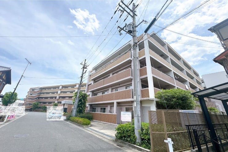 スーパーやコンビニなど生活利便施設が充実した立地です。
