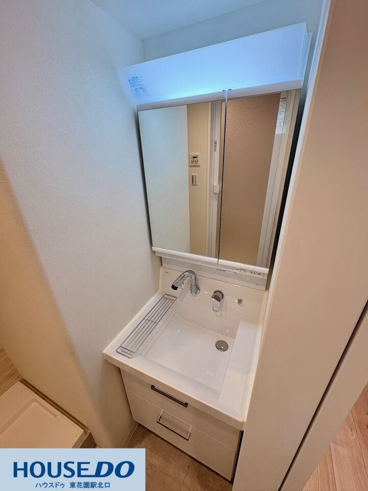 大きな鏡の裏に小物を隠して収納できる、機能的な三面鏡付きの洗面台です!スクエア型の広い洗面ボウルは洗顔や手洗いがしやすく、水栓まわりが濡れにくい壁出しタイプなので、日々のお掃除も手軽に行えます☆