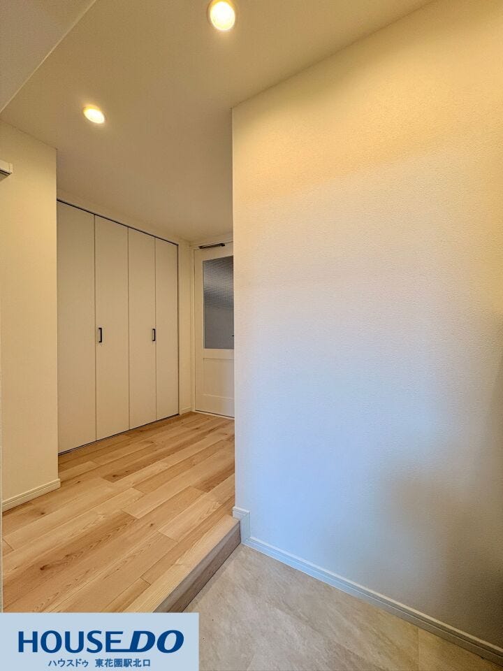 あたたかな色味のダウンライトが足元を優しく照らす、清潔感のある廊下です!木目調のフロアシートが奥へと心地よく続き、お部屋の建具とも調和したシンプルで統一感のある美しいデザインに仕上がっています♪