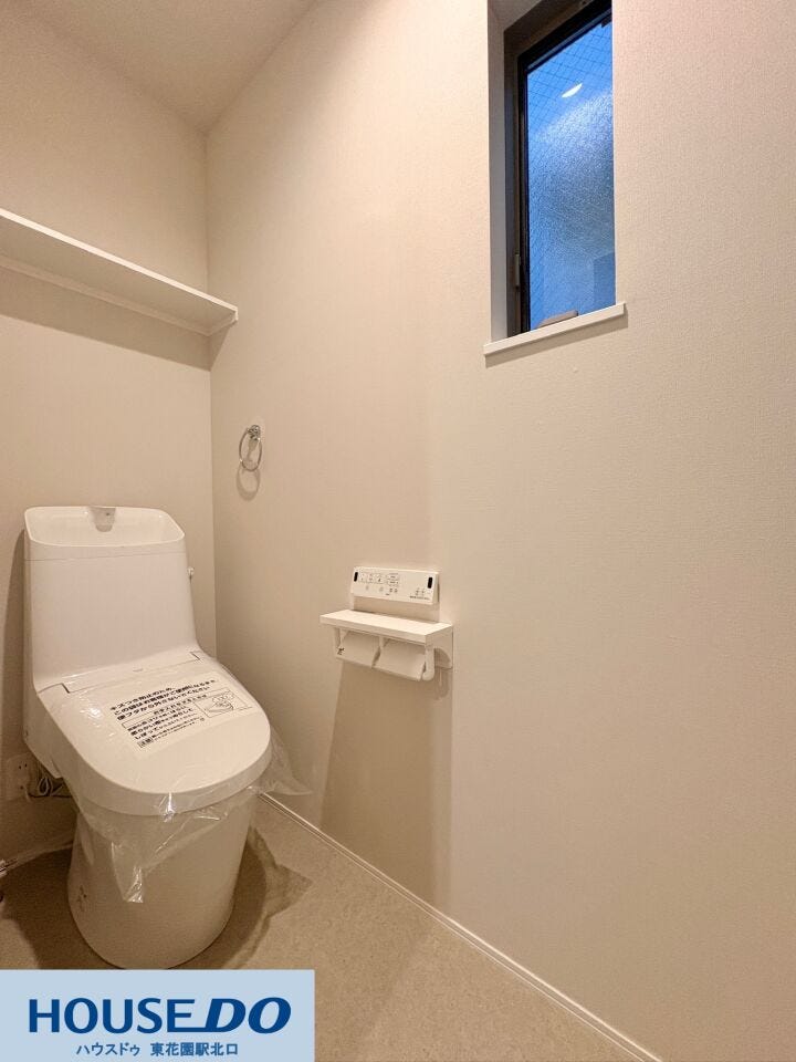 汚れが付きにくくお手入れが簡単な温水洗浄便座付きトイレ。トイレットペーパーのストックを置くのに便利な上部棚や、換気がスムーズに行える小窓も付いており、いつでも清潔で快適な空間をキープできます♪
