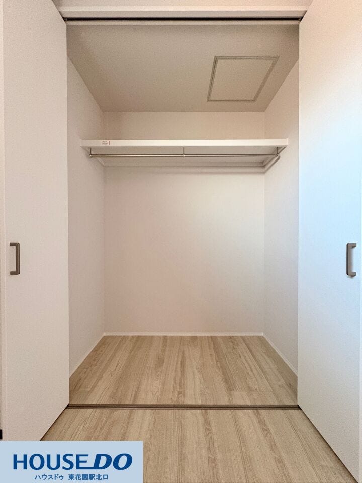 広々とした両開きのクローゼット!ハンガーパイプ付きで、お洋服をたっぷり掛けられます☆上部の枕棚には、バッグや帽子などを収納できて便利☆お部屋の片付けもスムーズに進み、快適な生活空間を保てます♪