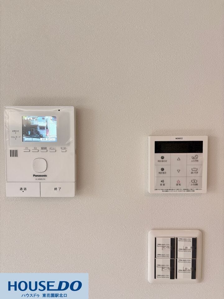 便利な機能が集約された壁面スイッチ類!防犯面でも心強い録画機能付きのモニターホンが設置されています☆お風呂の追い焚きや予約などがワンタッチで行える給湯器リモコンも並んでおり、操作もスムーズです!