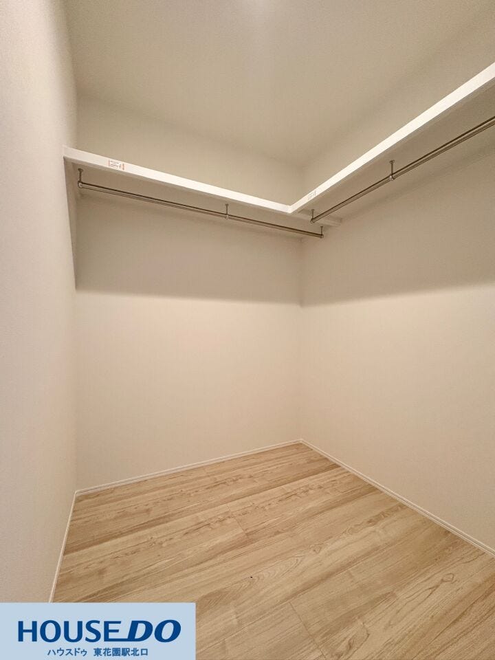 大容量のウォークインクローゼット☆L字型に配置されたハンガーパイプに、たくさんのお洋服をまとめて綺麗に掛けられます!上部の枕棚には季節物のケースやバッグなどもすっきりと整理整頓できて便利です☆