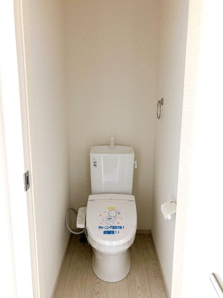 【温水洗浄器付きトイレ 】
温水洗浄器付きのトイレは、便座を暖かく保てるため、冬場でも座ったときにヒヤッとせず快適に使用できます!
ペーパーの使用量の削減にもなるため経済面でもメリットがあります♪