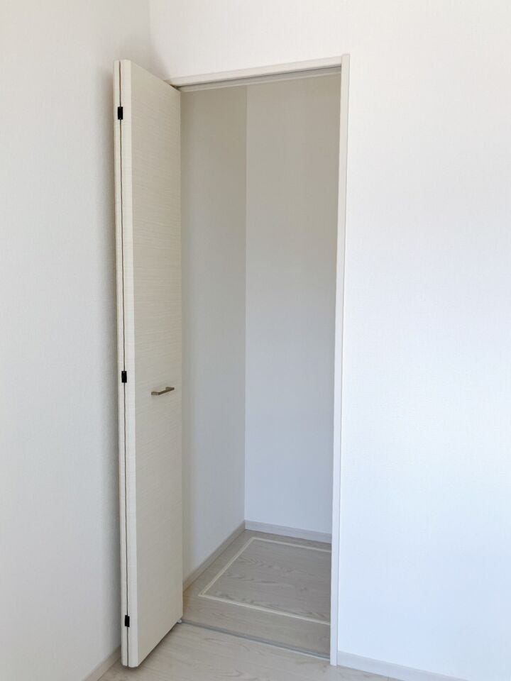 【収納】
扉付きのクローゼットは中身をしっかり隠せるため、生活感を抑えお部屋全体をすっきりと見せることができ、急な来客時にも安心です♪
さらに棚付きの収納があることで、細かな物も整理できます!