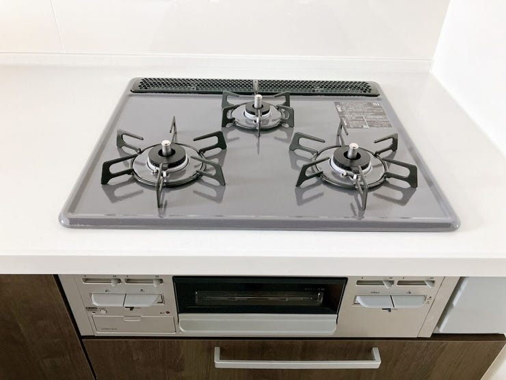【三口コンロ】
強火、中火、弱火を使い分けて、それぞれに適した調理ができる三口コンロ!
大人数分の料理を手早く準備する際にも便利で、大家族の方やパーティーやイベントのときにも活躍します!
