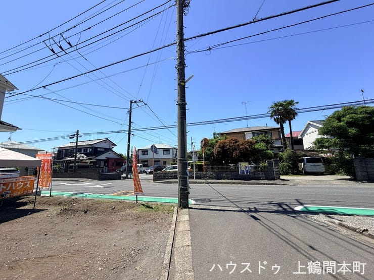車のすれ違いも比較的スムーズな前面道路で、お車利用の多いご家庭にもおすすめ。