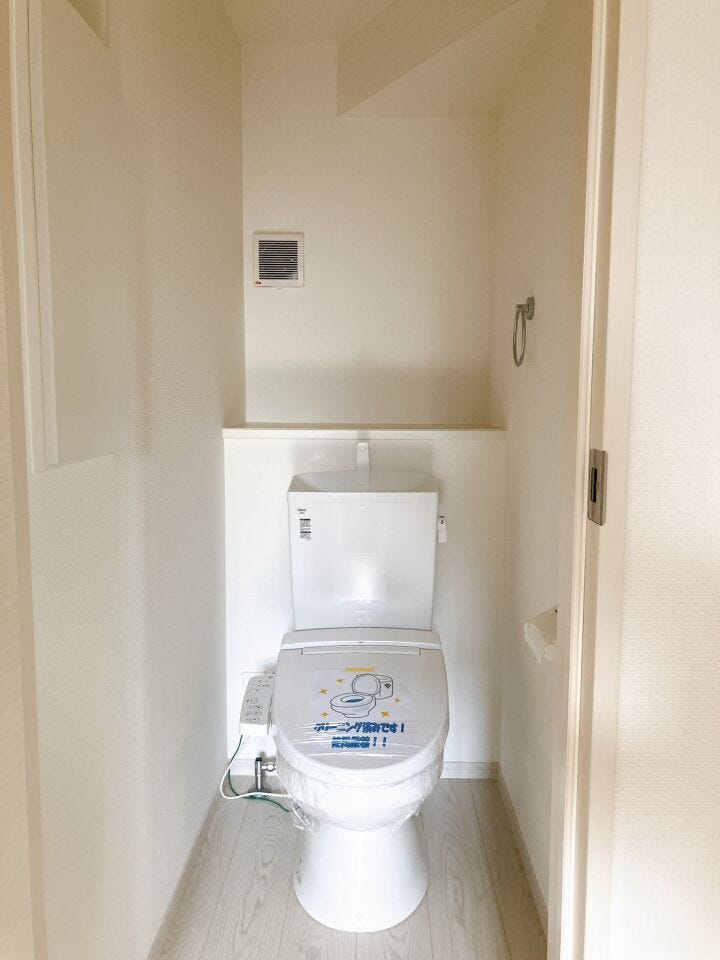 【温水洗浄器付きトイレ 】
温水洗浄器付きのトイレは、便座を暖かく保てるため、冬場でも座ったときにヒヤッとせず快適に使用できます!
ペーパーの使用量の削減にもなるため経済面でもメリットがあります♪