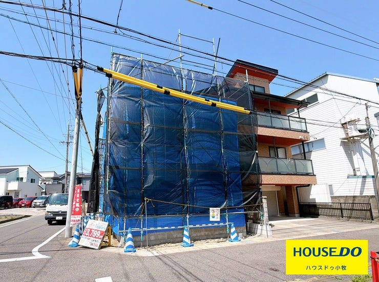 【外観】
【西区こも原町1期 1号棟】
構造の安定・劣化の軽減・維持管理更新への配慮・空気環境の4分野で住宅性能表示制度の最高等級を取得!
駐車場も完備!
好価格だけでなく品質にも拘っています!