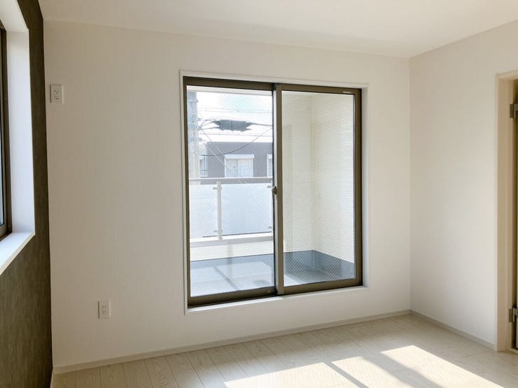 【洋室】
広々としたお部屋は家具の配置やインテリアデザインがしやすく、自分好みの居心地の良い空間を作れます♪
ソファやテレビ台を設置して家族や友人とくつろげるセカンドリビングスペースにもなります!
