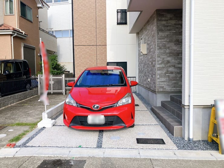 【駐車場】
玄関横の駐車場は雨の日でも、すぐに車に乗り込むことが出来るため、濡れにくく快適に使用しやすいです♪
また重い荷物がある日でも、駐車場から玄関までが近いため、楽に荷物を運びやすいです♪