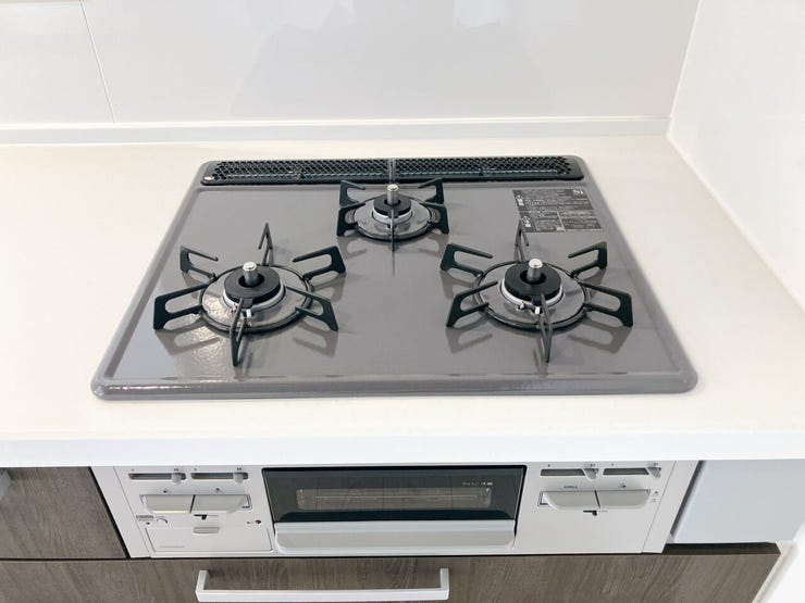 【三口コンロ】
強火、中火、弱火を使い分けて、それぞれに適した調理ができる三口コンロ!
大人数分の料理を手早く準備する際にも便利で、大家族の方やパーティーやイベントのときにも活躍します!