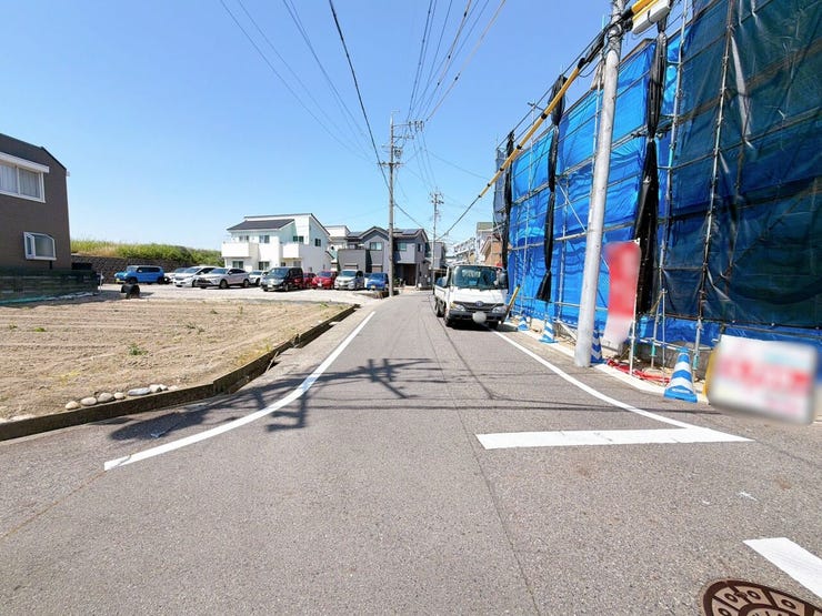 【前面道路】
交通量が少なく静かな環境のため、歩行者や高齢者、お子様にも安心の立地です♪
周辺の騒音も少ないため、落ち着いた雰囲気の中で穏やかな毎日を過ごしたい方にぴったりの住環境です!