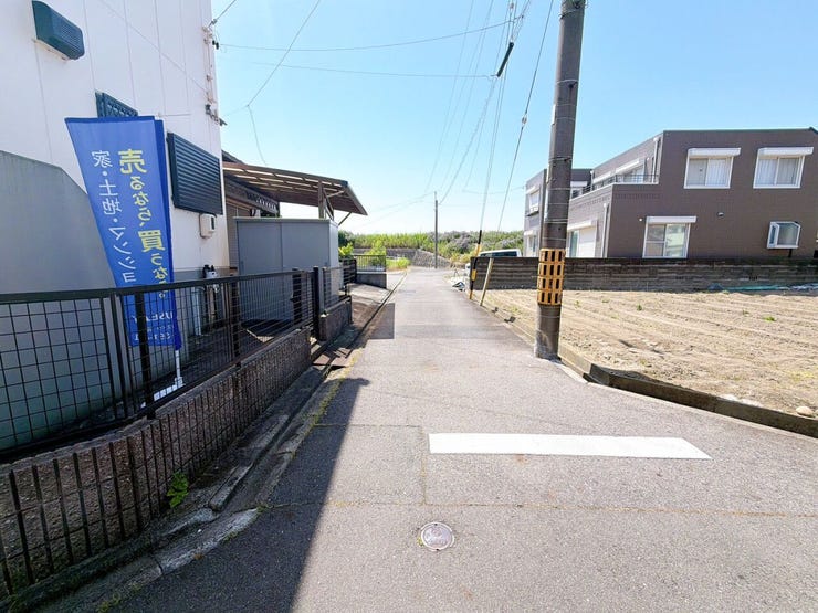 【前面道路】
大型車の通行が少なく、静かで落ち着いた環境が魅力です♪
小さなお子さんがいるご家庭でも安心して暮らせます!
車がスピードを出しにくく、交通事故のリスクも低減される安全な住環境です!