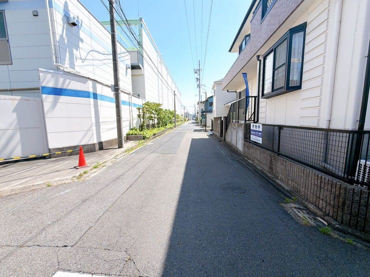 【前面道路】
交通量が少なく静かな環境のため、歩行者や高齢者、お子様にも安心の立地です♪
周辺の騒音も少ないため、落ち着いた雰囲気の中で穏やかな毎日を過ごしたい方にぴったりの住環境です!