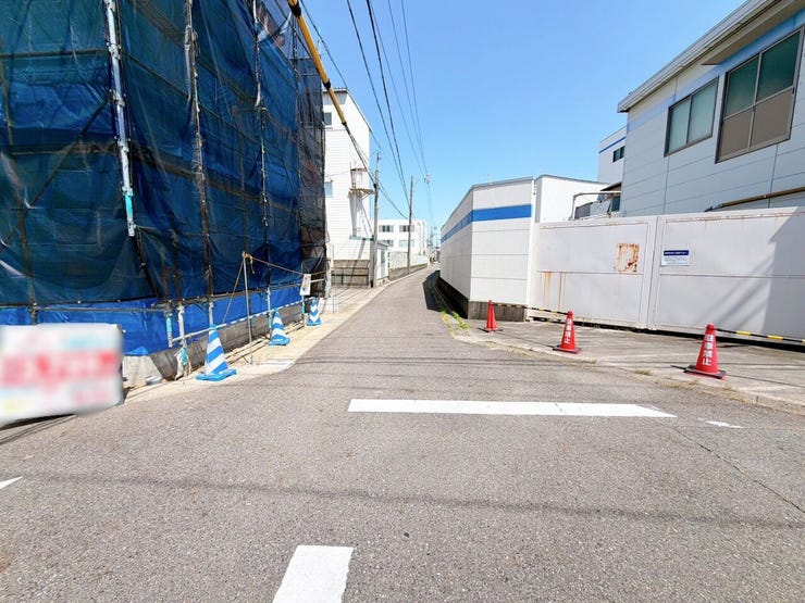 【前面道路】
大型車の通行が少なく、静かで落ち着いた環境が魅力です♪
小さなお子さんがいるご家庭でも安心して暮らせます!
車がスピードを出しにくく、交通事故のリスクも低減される安全な住環境です!