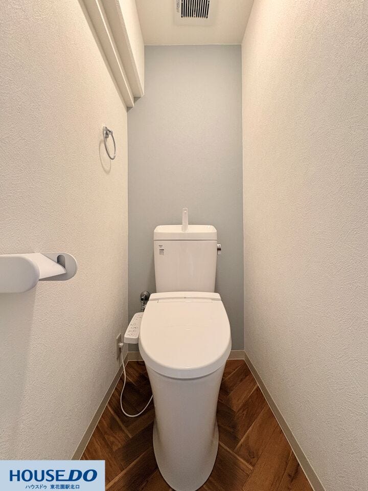 シンプルで清潔感あふれるトイレです☆温水洗浄便座付きで、毎日快適に使用できますよ♪プライベートな空間をすっきりと心地よく保てるのが魅力です!