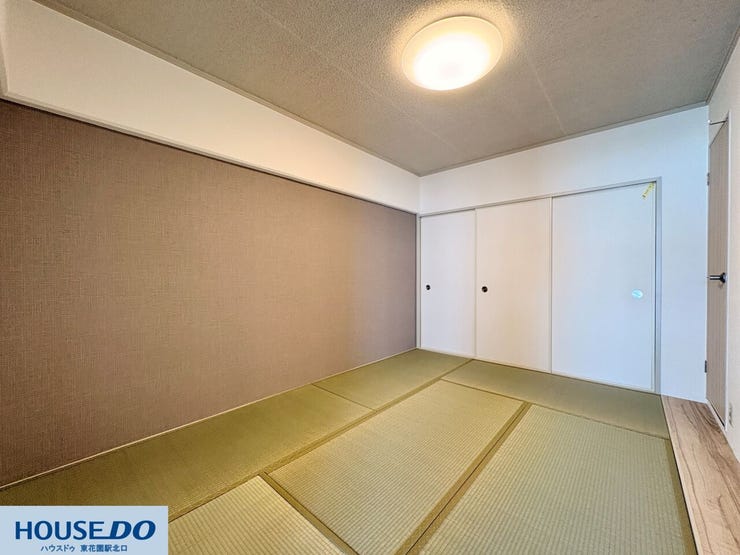 落ち着いた雰囲気の和室です☆アクセントクロスがモダンな空間を演出し、畳の香りに癒やされますよ♪くつろぎのひとときを過ごすのにぴったりの場所です!