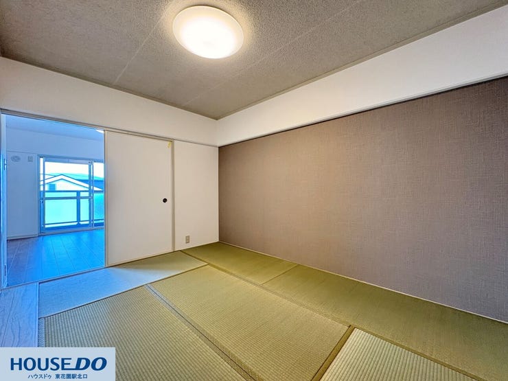 心安らぐ、モダンで落ち着いた和室です☆アクセントクロスが空間に深みを与え、和と洋の調和がとてもおしゃれ!客間としても、ゴロ寝スペースとしても大活躍間違いなしですよ♪