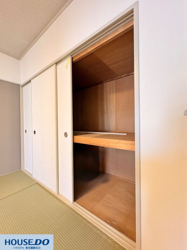 和室には使い勝手の良い押入を完備☆季節の布団や衣類もたっぷりと収納でき、お部屋をすっきりと片付けられます!整理整頓がしやすく、生活スペースを広く使えますよ♪