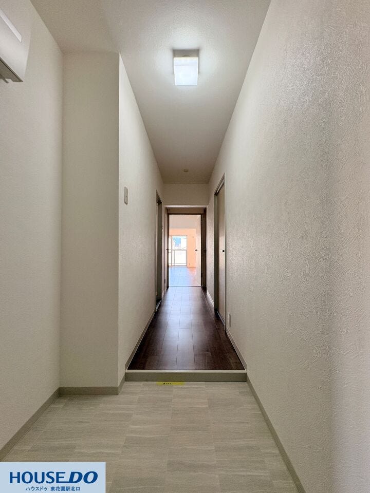 落ち着いたトーンのフローリングが印象的な廊下です☆玄関からお部屋へと続く空間は、住まいの第一印象を整える大切な場所!清潔感があり、毎日の帰宅を心地よく迎えてくれますよ♪