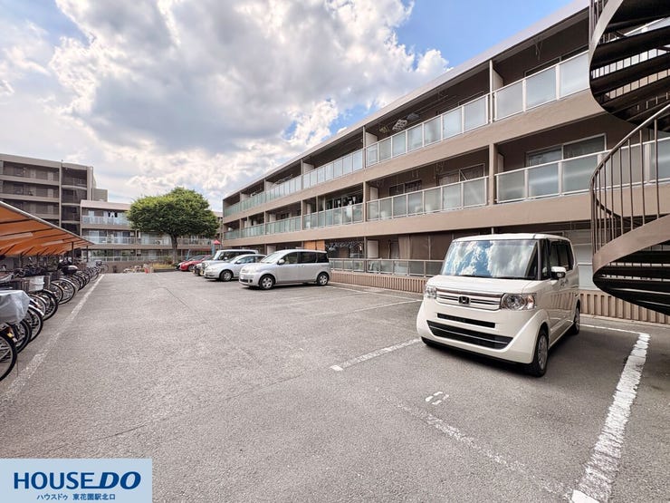 敷地内には広々とした駐車場が完備されており、お車をお持ちの方にも安心の環境ですよ♪また、螺旋階段があるなど特徴的な外観で、開放感のある雰囲気も魅力的です!