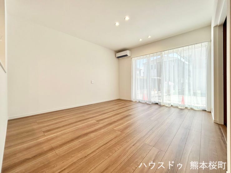 ■安らぎと笑顔の中心地■陽光が優しく降り注ぎ、会話が自然と弾む。ここでは、毎日が特別な時間へと変わります。