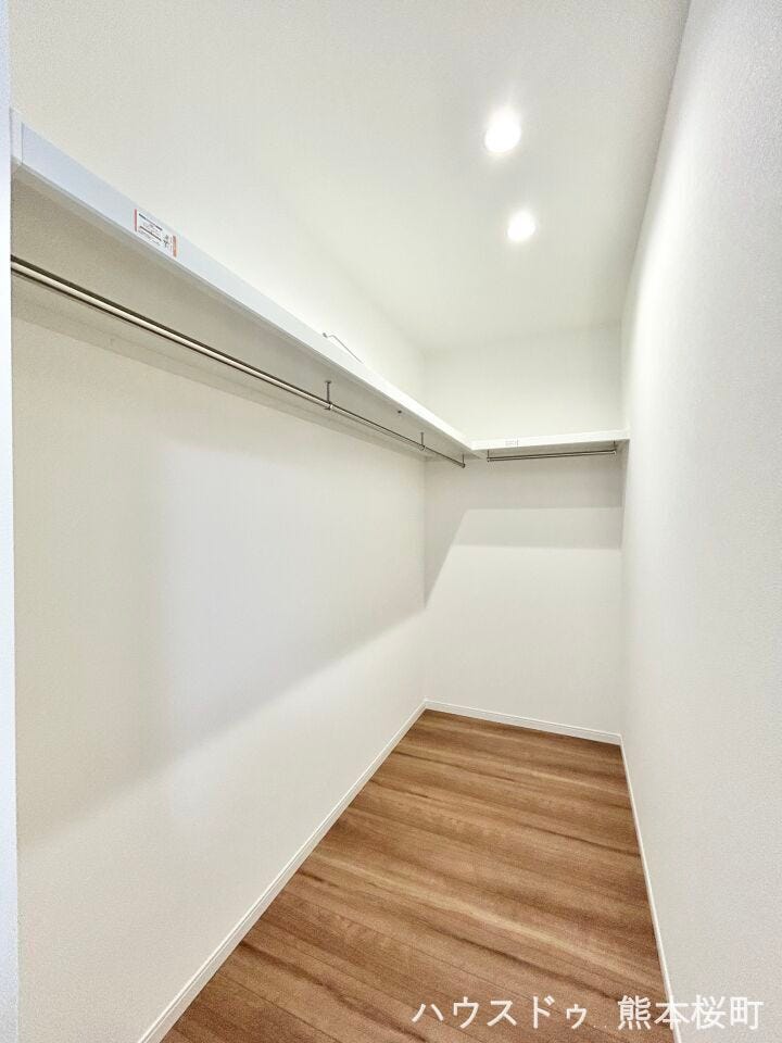 ■2階7.3帖洋室WIC■衣類から小物まで一ヶ所に集約。整理整頓がしやすく、毎日のコーディネートが楽しくなるゆとりの収納です。