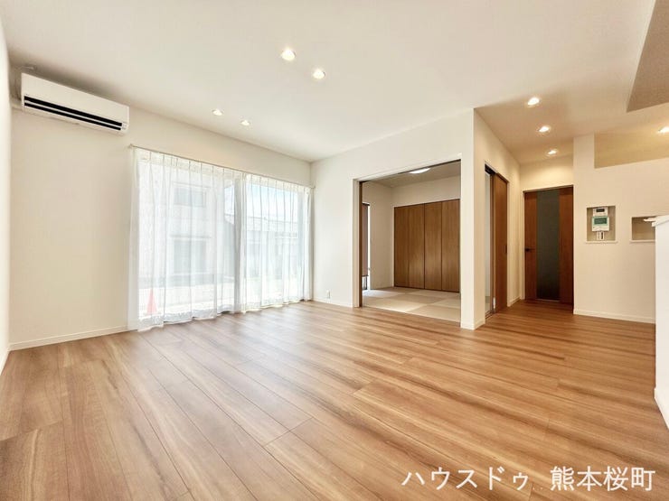 ■安らぎと笑顔の中心地■陽光が優しく降り注ぎ、会話が自然と弾む。ここでは、毎日が特別な時間へと変わります。