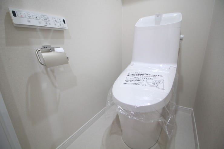 いつも清潔なスペースであってほしいのが毎日使うトイレです。掃除がしやすいのはもちろん、落ち着けるスペースにしたいですね。