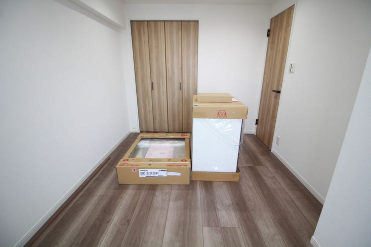 シンプルにデザインされた室内。家具やレイアウトでお好みの空間に。