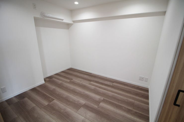 自然光を感じる、明るい部屋のアイデア。出窓で心地よい室内空間を。