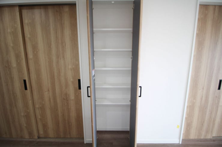 【クローゼット】各居室に完備!快適にお過ごしいただけます。荷物の多い方でもストレスなく生活できる素敵なマンションです。