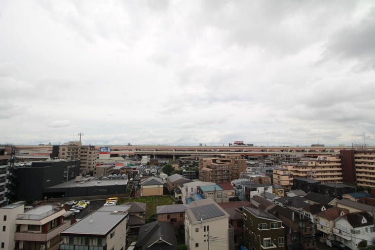 穏やかな街並みを一望しながら、爽やかな風と柔らかく降り注ぐ陽光を感じて頂けます。心地良い開放感が暮らしにゆとりと充足感をもたらします。