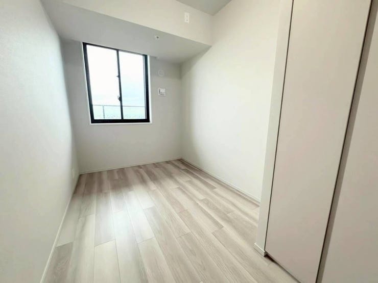 採光や換気に配慮した窓を設けた、明るく過ごしやすいお部屋です。クローゼットがしっかりと確保されているため、衣類や私物をまとめて収納でき、居住スペースを広く有効に使いながらのびのびと生活できます。