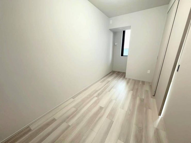 奥にスタイリッシュな縦長のスリット窓を設けた、プライバシー性と採光を両立したお部屋です。外からの視線が気になりにくい構造のため、ベッドやデスクを窓際に寄せても落ち着いて過ごすことができます。