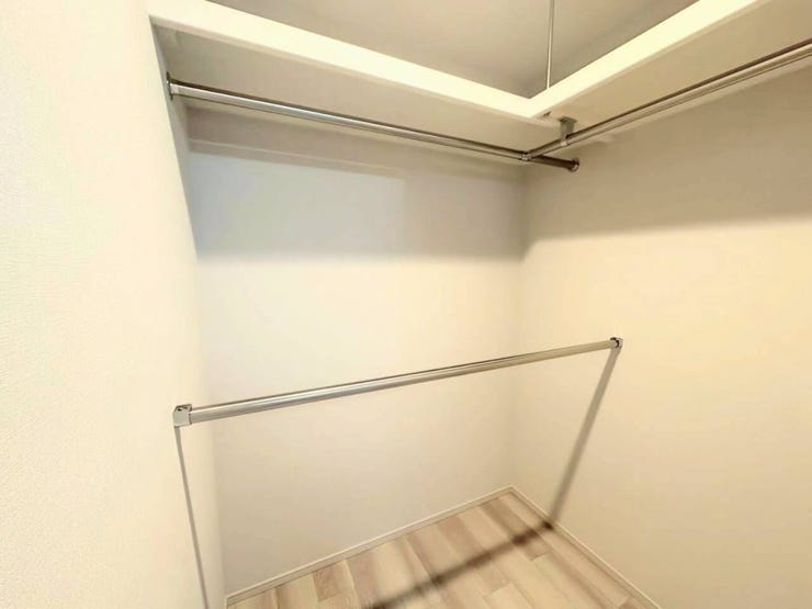 上下2段にハンガーパイプを設置し、限られた空間の収納力を高めた設計です。お気に入りの衣類を畳まずにたくさん掛けられるため、毎日のコーディネートが選びやすく、衣替えの手間も大幅に削減できます。