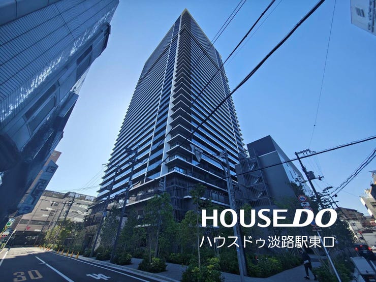 【外観】
洗練された都会的な雰囲気をまとう、モダンな外観デザインのタワーマンションです。周囲の街並みとも調和する落ち着いた色調が採用されており、落ち着きと安心感のある佇まいで住まい手を迎えます。