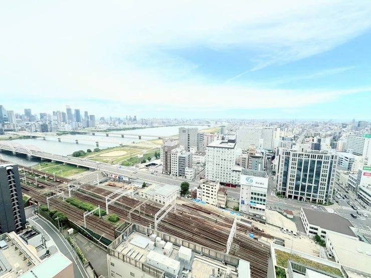 淀川方面を見渡せる開けた眺望が特徴で、夏には室内やバルコニーからなにわ淀川花火大会を望むことができます。夜には川面にきらめく街の明かりや夜景が広がり、一日の終わりに落ち着いた時間を過ごせます。