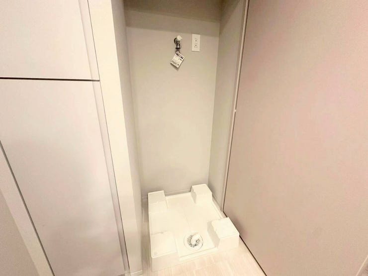 無駄のないシンプルな配置で、毎日の洗濯ワークをスムーズに行うことができます。隣の収納を活用することで、洗濯機まわりに物が溢れるのを防ぎ、限られた洗面空間を常に清潔で心地よく保つことが可能です。
