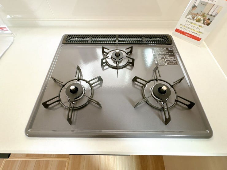 三口コンロは大人数分の料理を手早く準備する際に便利です!大家族の方やパーティーやイベントのときにも活躍します!