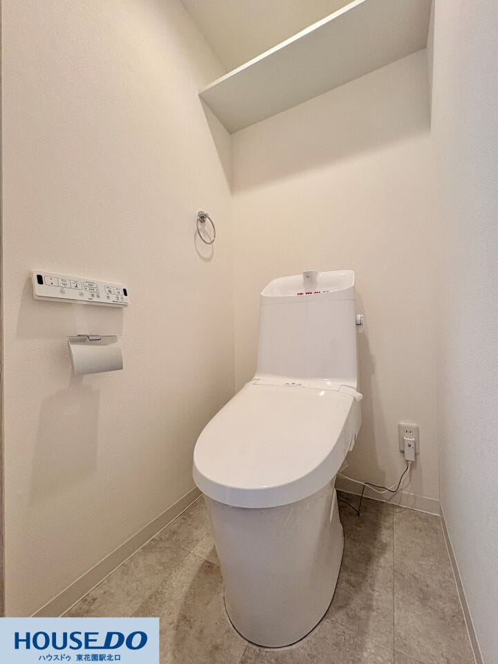 機能性の高い温水洗浄便座を採用した、快適なトイレです!上部の棚を活用して、トイレットペーパーや備品などもすっきりと整理できます。壁面がシンプルで掃除もしやすく、清潔感を保てるのが魅力です☆