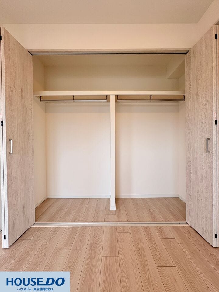 内部にハンガーパイプを備えた、整理整頓しやすい大型クローゼットです☆季節の衣類や寝具などもすっきりと収まり、お部屋を広くきれいに保つことができます!