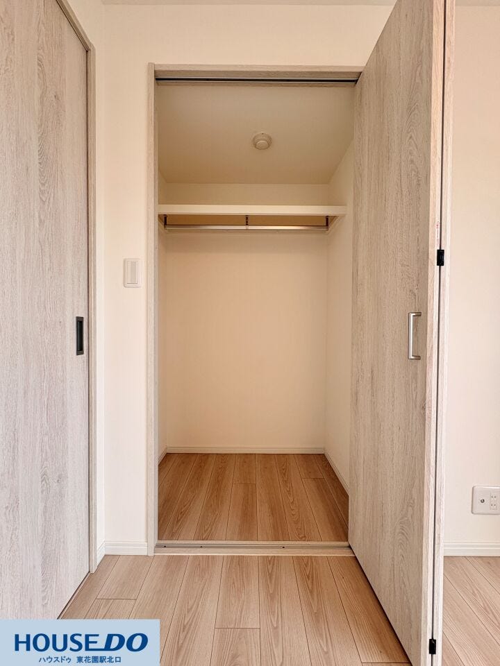 ハンガーパイプを完備した、整理整頓しやすい大型クローゼットです☆季節の衣類や寝具などもたっぷりと収まり、お部屋を広くきれいに保つことができます!