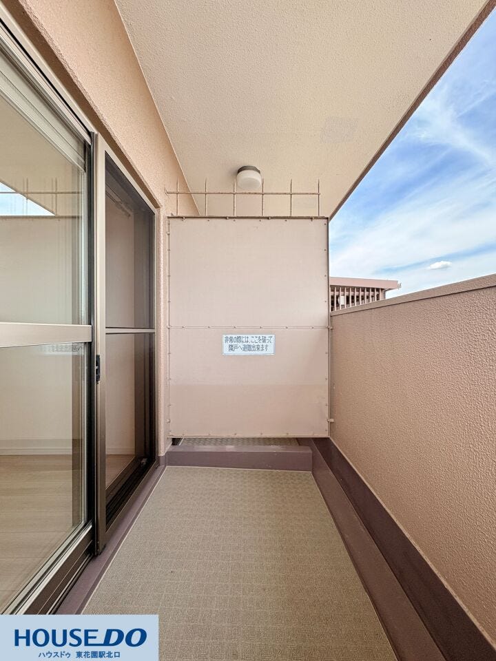 開放的なバルコニーは、風通しも良好です☆非常時の避難経路もしっかり確保されており、安全性にも配慮されています。青空が広がり、日常のちょっとした気分転換にも最適です♪