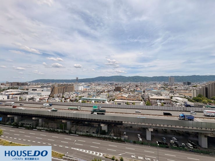 バルコニーからの眺めは、遮るものが少なく開放感にあふれています☆晴れた日には遠くの山並みまで見渡せ、空の広さを日々実感できる、心安らぐ眺望が広がっています♪