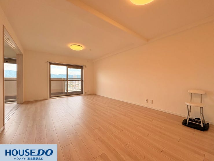 明るい色調のフローリングと白壁が、部屋全体をより広く見せてくれます!バルコニーへ続く大きな窓からは心地よい光が差し込み、日中は電気をつけなくても開放感のある広々とした空間でゆったり過ごせます♪