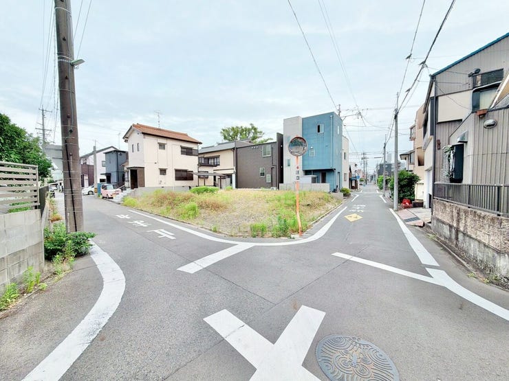【前面道路】
大型車の通行が少なく、静かで落ち着いた環境が魅力です♪
小さなお子さんがいるご家庭でも安心して暮らせます!
車がスピードを出しにくく、交通事故のリスクも低減される安全な住環境です!